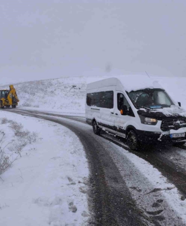 diyarbakirda-kara-saplanan-ogretmen-servis-araci-kurtarildi-9aKTrbgO.jpg