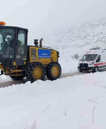 diyarbakirda-kardan-kapanan-yollar-acildi-2-hasta-kurtarildi-3qcS45jG.jpg
