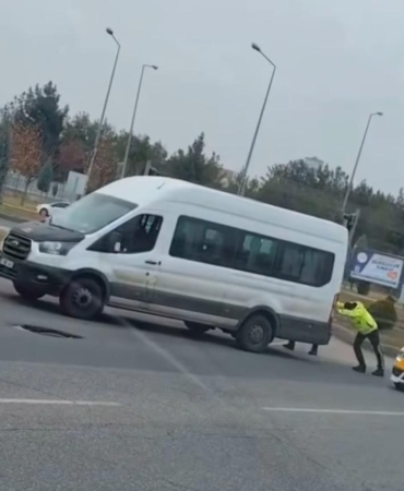 diyarbakirda-yolda-kalan-surucunun-aracini-trafik-polisi-iterek-yardim-etti-TCiKSFPb.jpg