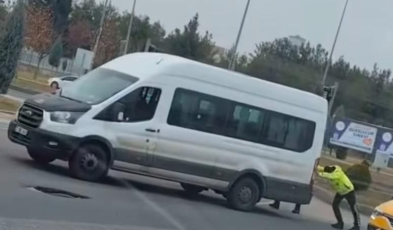 diyarbakirda-yolda-kalan-surucunun-aracini-trafik-polisi-iterek-yardim-etti-TCiKSFPb.jpg