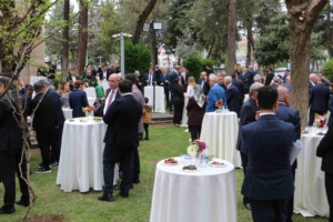 diyarbakir-valisi-zorluoglu-vatandaslarla-bayramlasti-VMkDJh8c.jpg