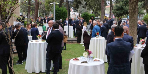 Diyarbakır Valisi Zorluoğlu, vatandaşlarla bayramlaştı