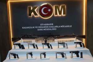 kargo-sirketi-araclarinda-ozel-bolmelerde-tabanca-ve-uzun-namlulu-silahlar-ele-gecirildi-17-gozalti-PEL7qE3N.jpg