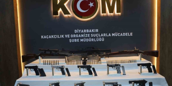 Kargo şirketi araçlarında özel bölmelerde tabanca ve uzun namlulu silahlar ele geçirildi: 17 gözaltı