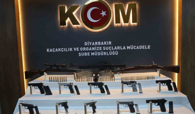 kargo-sirketi-araclarinda-ozel-bolmelerde-tabanca-ve-uzun-namlulu-silahlar-ele-gecirildi-17-gozalti-PEL7qE3N.jpg