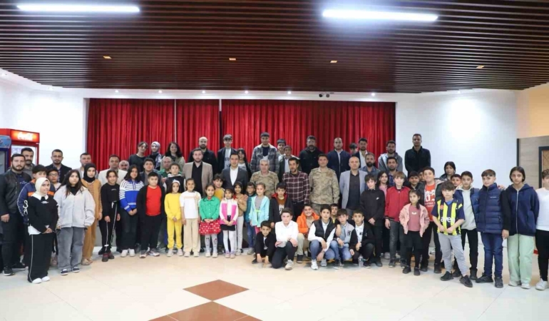 kaymakam-uguz-cocuklarla-iftar-sofrasinda-bulustu-A4cgJMbU.jpg