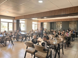 diclede-ilkokul-ogrencileri-mehmetcikle-birlikte-fidan-dikti-UHjRXMrg.jpg