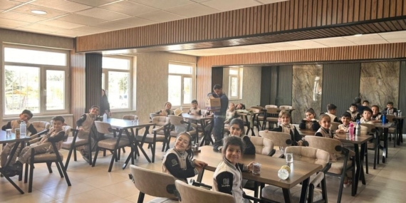 Dicle’de ilkokul öğrencileri Mehmetçikle birlikte fidan dikti