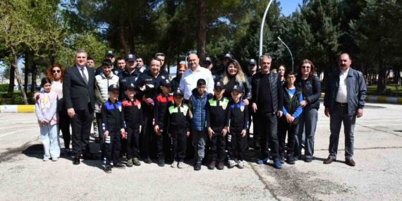 Diyarbakır’da çocuklar polis okulunu gezdi