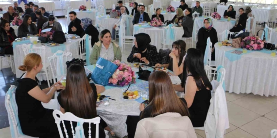 Diyarbakır’da hayırseverler destek çıktıkları öğrencilerle bir araya geldi