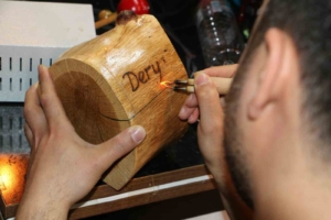 diyarbakirda-turistlerin-gozdesi-kisisellestirilmis-hediyelik-esyalar-tsyXVlQ2.jpg
