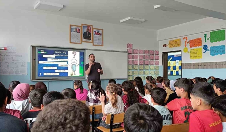 diclede-ortaokul-ogrencileriyle-bilim-soylesisi-gerceklestirildi-NyT6EYea.jpg