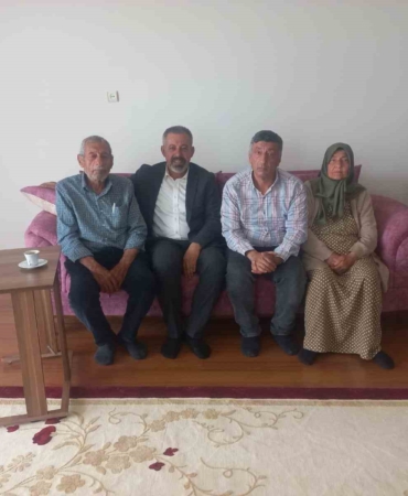 diko-baskani-yuksel-hayatini-kaybeden-gazetecinin-ailesine-ziyarette-bulundu-dklFgHjg.jpg