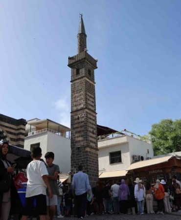 diyarbakira-gelen-ziyaretciler-540-yillik-dort-ayakli-minarenin-etrafindan-7-kez-gecerek-dilekte-bulunuyor-RdDQ6X7q.jpg