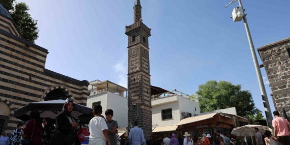 Diyarbakır’a gelen ziyaretçiler 540 yıllık ‘Dört Ayaklı Minare’nin etrafından 7 kez geçerek dilekte bulunuyor