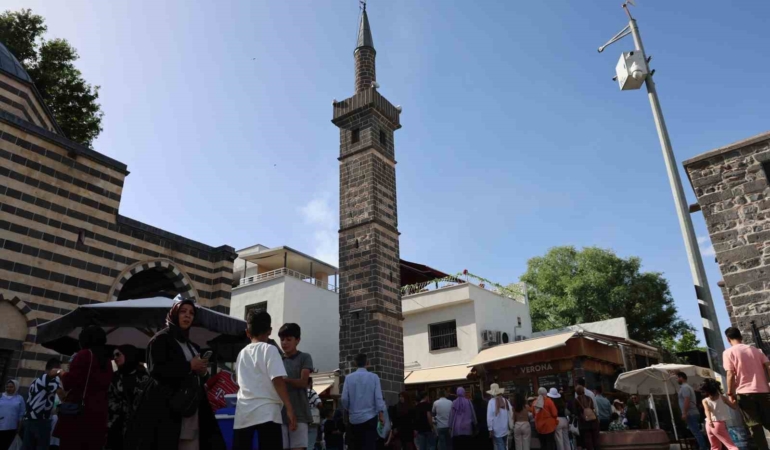 diyarbakira-gelen-ziyaretciler-540-yillik-dort-ayakli-minarenin-etrafindan-7-kez-gecerek-dilekte-bulunuyor-RdDQ6X7q.jpg