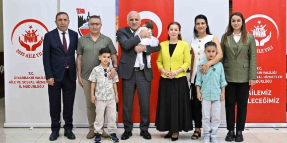 Diyarbakır’da bir kız çocuğu imza töreniyle koruyucu ailesine teslim edildi