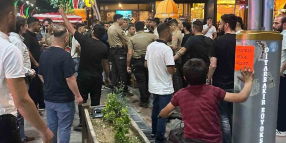 Ehliyetsiz motosiklet sürücüsünü yakalayan bekçiler ile vatandaşlar arasında gerginlik