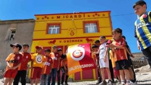 galatasarayli-taraftar-evinin-dis-cephesini-sari-kirmiziya-boyatip-osimhen-ve-5-yildizi-ekledi-YsU2GmBk.jpg