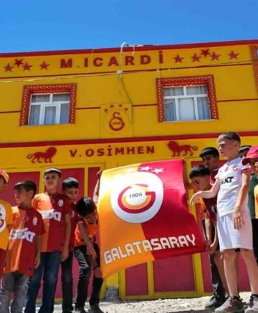 galatasarayli-taraftar-evinin-dis-cephesini-sari-kirmiziya-boyatip-osimhen-ve-5-yildizi-ekledi-YsU2GmBk.jpg