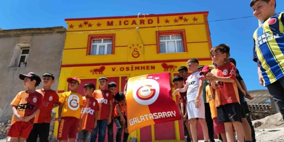 Galatasaraylı taraftar evinin dış cephesini sarı-kırmızıya boyatıp, Osimhen ve 5. yıldızı ekledi