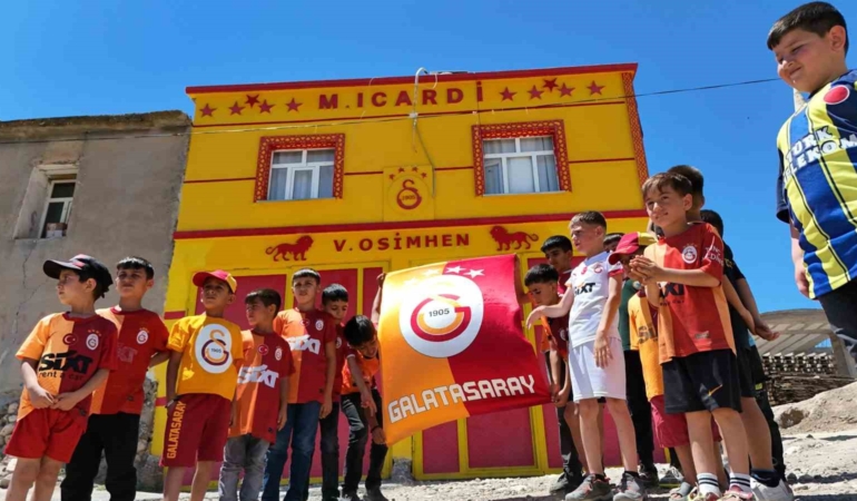 galatasarayli-taraftar-evinin-dis-cephesini-sari-kirmiziya-boyatip-osimhen-ve-5-yildizi-ekledi-YsU2GmBk.jpg