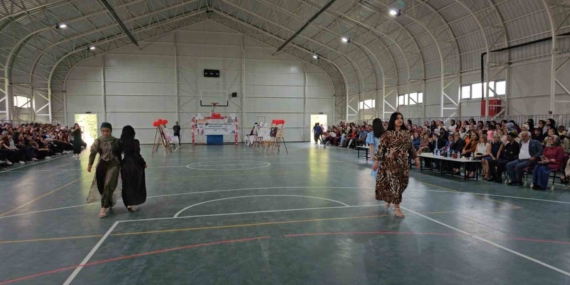 Moda bölümü öğrencileri tasarladıkları giysileri sergiledi