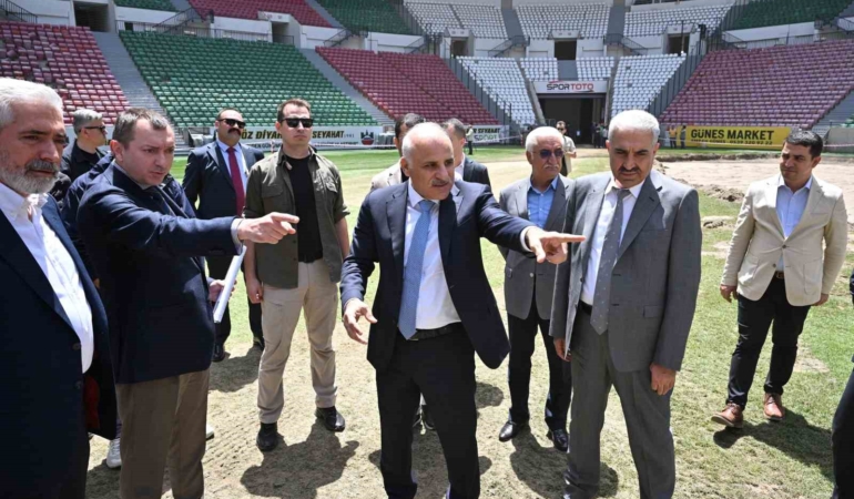 vali-zorluoglu-diyarbakir-ataturk-stadyumundaki-calismalari-yerinde-inceledi-1T1f64lD.jpg