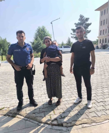 diclede-kayip-cocuk-polis-tarafindan-bulunarak-ailesine-teslim-edildi-9xhqXSnY.jpg