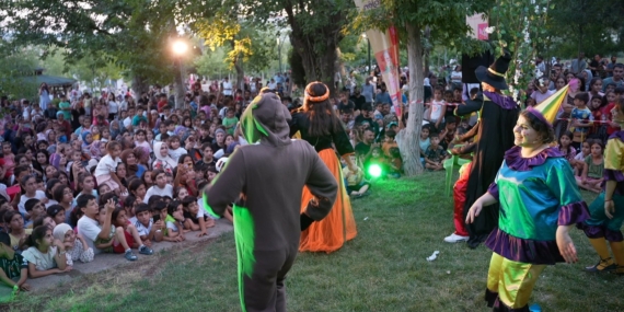 Gezici Çocuk Tiyatro Günleri Ergani, Hazro ve Hani’de çocuklarla buluştu