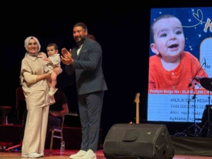 sanatci-ungur-alpaslan-bebek-yararina-konser-verdi-i1zuTYmL.jpg