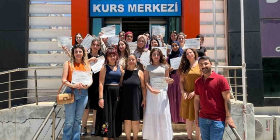 Bilgisayar eğitimlerini tamamlayan kadınlara sertifikaları verildi