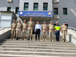 dicle-kaymakami-mustafa-atis-jandarma-personeli-ile-bir-araya-geldi-PwXZJ1cp.jpg