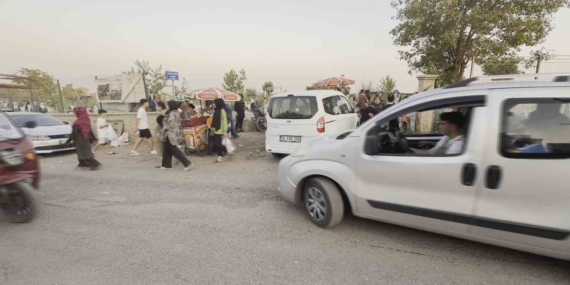 Diyarbakır Yeniköy Mezarlığı’nda araç trafiği ve kirlilik tepki çekiyor