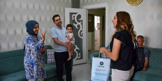 Diyarbakır’da işitme engelli ailelere ’Titreşimli Bebek Telsizi’ desteği