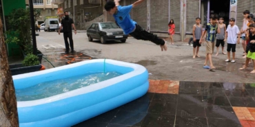 diyarbakirli-esnaf-sicaktan-bunalan-cocuklara-sisme-havuz-acti-uWwfFcSB.jpg
