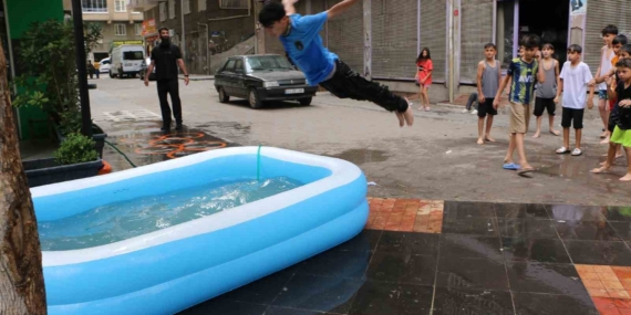 Diyarbakırlı esnaf sıcaktan bunalan çocuklara şişme havuz açtı