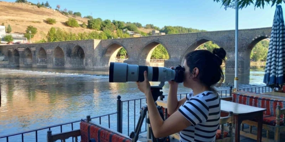 Doğa sanatçısı Taş, Hevsel Bahçelerini objektifine taşımaya devam ediyor