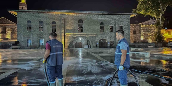 Turistlerin uğrak yeri Sur ilçesi lavanta ve gül kokulu dezenfekte ile yıkandı