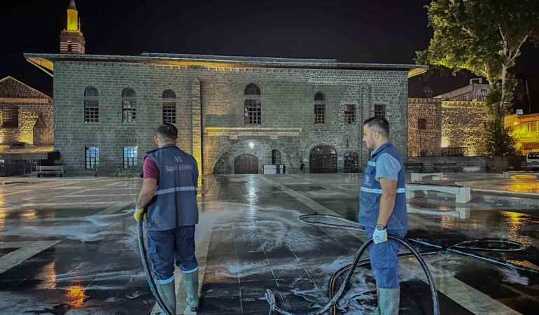 turistlerin-ugrak-yeri-sur-ilcesi-lavanta-ve-gul-kokulu-dezenfekte-ile-yikandi-u8qrcKnz.jpg