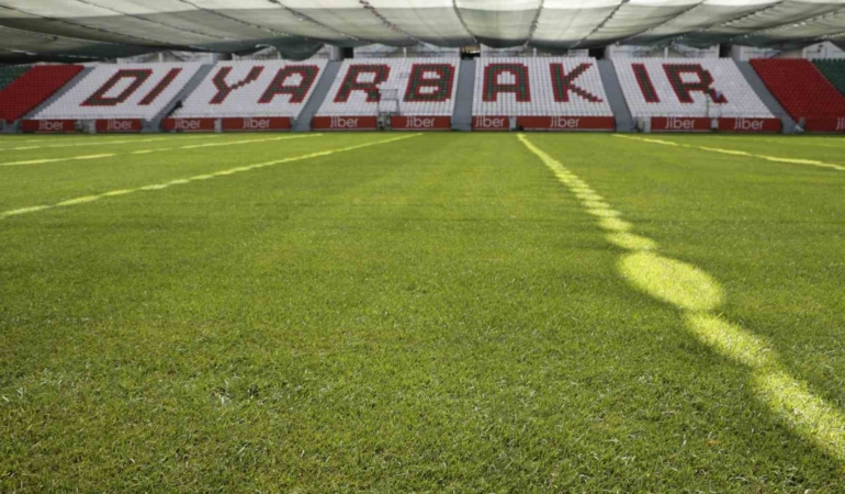 vali-zorluoglu-diyarbakir-stadyumunda-incelemelerde-bulundu-i9aUA7F8.jpg