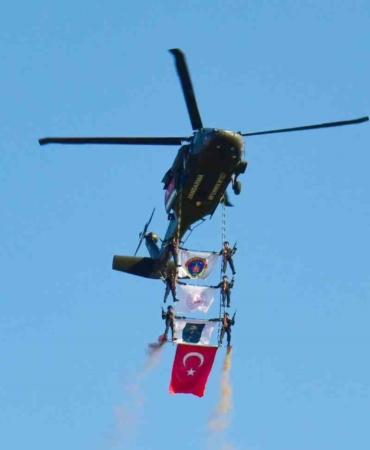 ahlatta-malazgirt-zaferi-kutlamalarinda-celik-kanatlar-timi-gosterileri-GSpBLQZ4.jpg