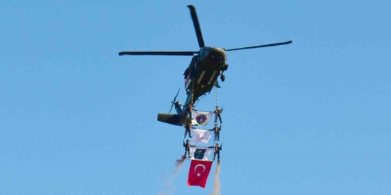 Ahlat’ta Malazgirt Zaferi Kutlamalarında Çelik Kanatlar Timi Gösterileri