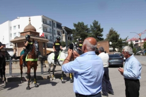 atli-polisler-tarihi-ilce-ahlatin-caddelerinde-WAeICy1r.jpg