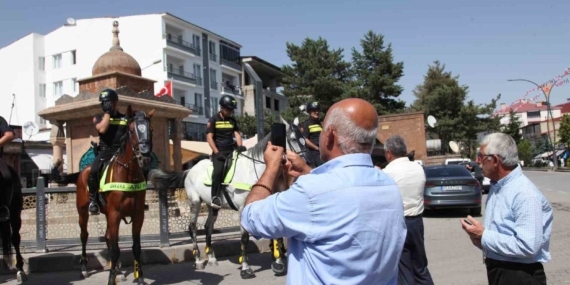 Atlı polisler tarihi ilçe Ahlat’ın caddelerinde