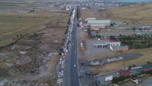 bitlis-tatvan-kara-yolunda-kilometrelerce-arac-kuyrugu-olustu-TXTsLmGq.jpg