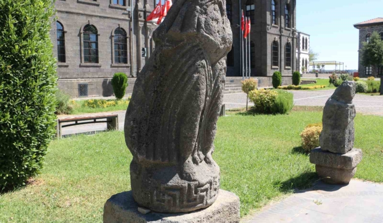 diyarbakir-muzesinde-3-kiymetli-eser-ilk-kez-kalici-olarak-sergilendi-47rT32gj.jpg