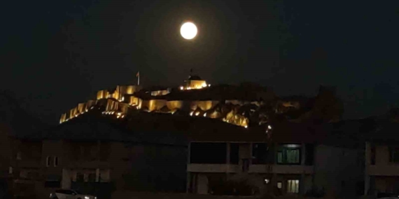 Dolunay, Van Kalesi’yle buluştu