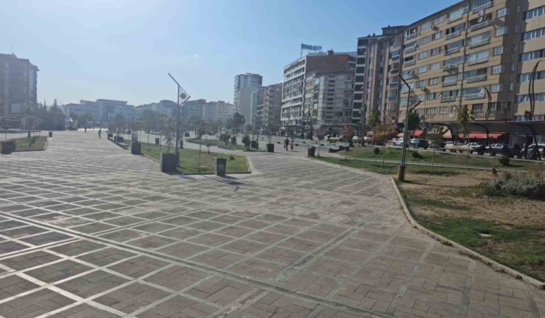 elazigda-sicakliklar-etkisini-surduruyor-cadde-ve-sokaklar-bos-kaldi-YeZV8FN2.jpg