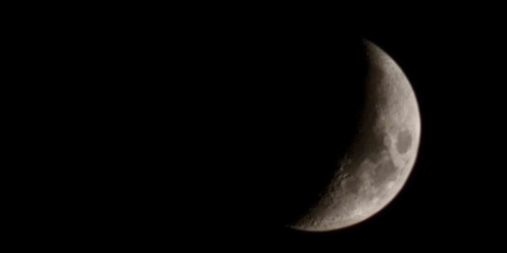 Elazığ’da Yarım Ayın Büyüleyici Işıltısı: Akşamın Göz Kamaştıran Görüntüsü